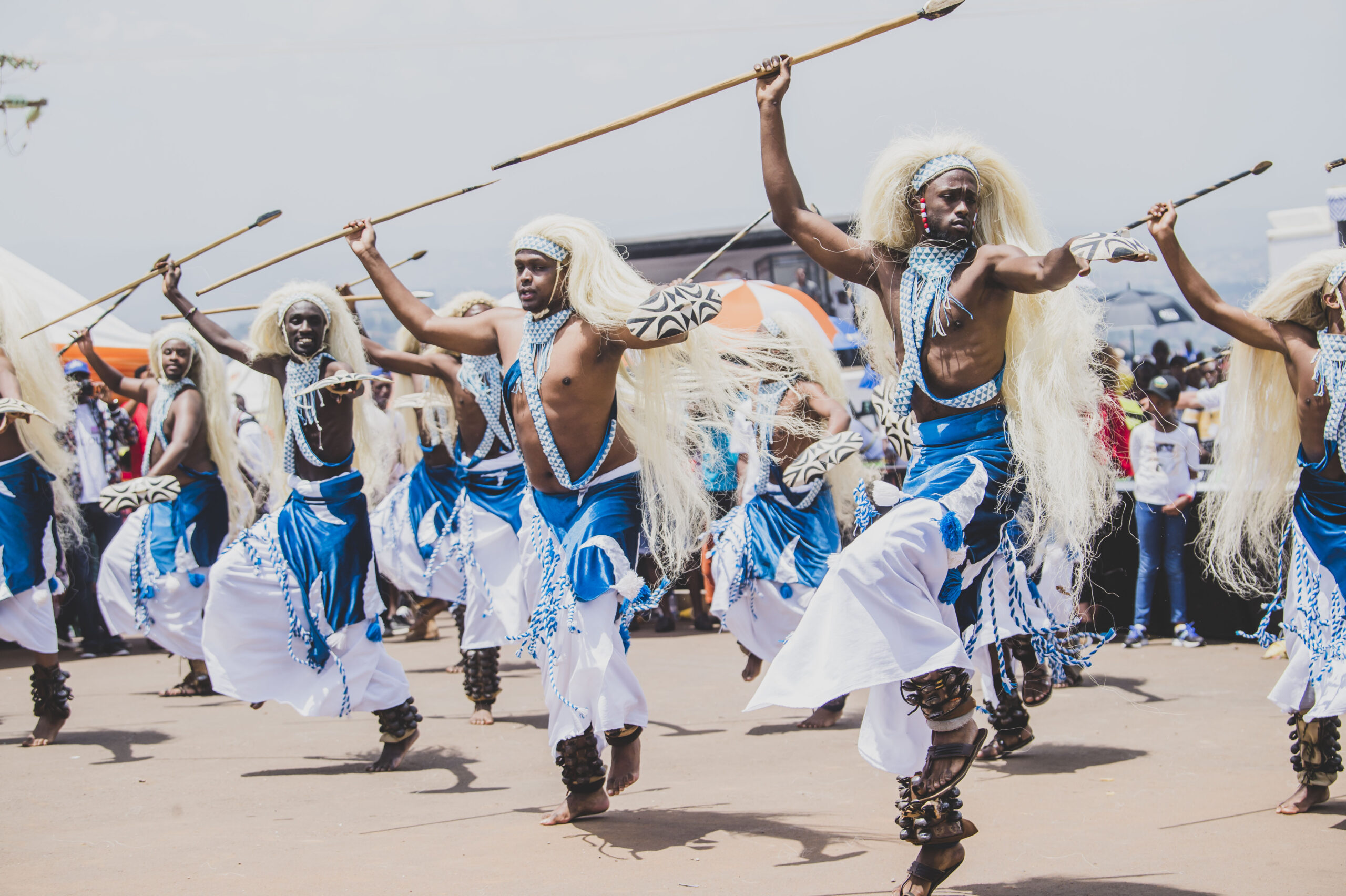 Rwandan_men_performing_traditional_dance_called_’GUHAMIRIZA’